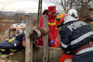 Salvat de la moarte: Un bărbat a fost scos de pompierii bihoreni dintr-un puţ adânc de 7 metri