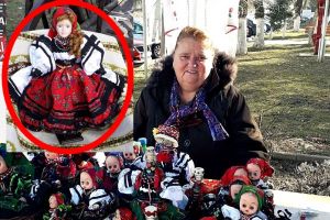 FOTO. Ideea inedită a unei sătmărence! Păpuşi în straie populare, în loc de mărţişoare
