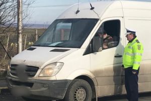 Zeci de sancţiuni aplicate de poliţişti transportatorilor de persoane şi de mărfuri