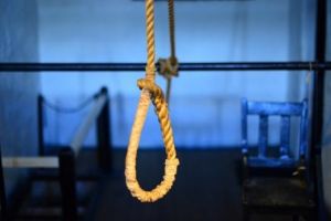 Tânărul care a evadat pentru 2 minute, găsit spânzurat în arestul Poliţiei