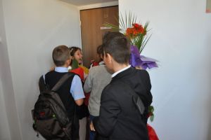 Uniformele şcolare ar putea deveni din nou obligatorii ca să poată fi depistaţi ”intruşii”