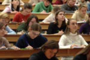 Tineretul liberal vrea îngheţarea taxelor din universităţi şi depune un proiect de lege în acest sens