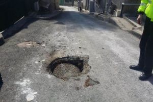 Un ”crater” din mijlocul străzii Șt. O. Iosif, păzit de poliţişti (Foto)