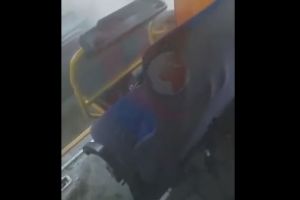Un microbuz PLIN CU ELEVI era SĂ IA FOC în timp ce şoferul conducea liniştit şi le IGNORA ţipetele