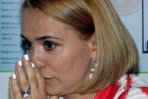 Andreea Esca, umilită! Fiica sa a pozat goală pe plajă. Totul a fost la vedere! - Foto