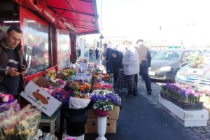 FOTO Goana după cadouri de 1 şi 8 martie la Sibiu. De unde cumpăram flori şi la ce preţuri
