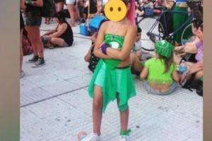 Imagine şoc: O fetiţă de 10 ani calcă în picioare o păpuşă la o manifestaţie pro-avort