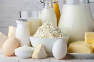 Fermieri afectaţi de importul de lapte şi carne de vită