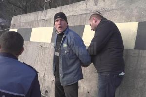 Un individ condamnat cu suspendare pentru ultraj, trimis în judecată pentru că a ameninţat ...