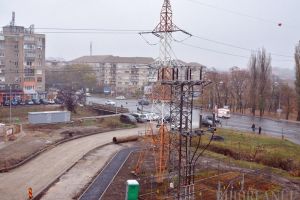 Pregătiri de lucrări: Primăria Oradea vrea să mute stâlpii electrici de lângă blocurile ANL din Calea Aradului