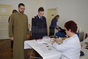 Elevii militari, împreună cu preoţii din Câmpulung, au donat sânge pentru a salva vieţi