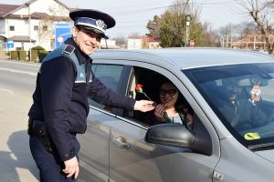 Ialomiţa: Mărţişoare pentru doamne şi domnişoare, din partea poliţiştilor