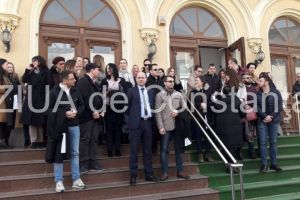 O noua zi de protest: Procurorii si judecatorii protesteaza in fata Judecatoriei Constanta