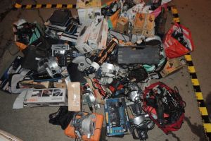 FOTO Sibian prins la Târgu Jiu cu o maşină plină cu unelte – Poliţia le-a confiscat