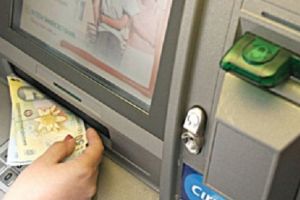 A furat cardul unui coleg şi a retras 400 de lei pe care i-a jucat la aparatele mecanice. Tânăr din Sebeş, reţinut de poliţişti
