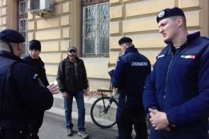 FOTO Un bărbat a scandat împotriva magistraţilor la Sibiu: „Scuriştilor!” – Jandarmeria nu i-a făcut nimic