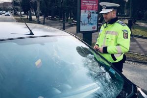 FOTO. Surpriză pentru şoferiţe! Poliţiştii au împărţit mărţişoare sătmărencelor aflate în trafic