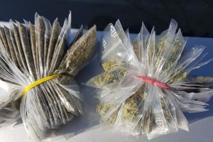 Tânăr de 19 ani prins de jandarmi cu zeci de pliculeţe cu droguri, la Lugoj