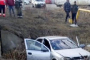 Cinci braileni au tras sperietura vietii lor. Dintr-o depasire periculoasa au ajuns cu masina intr-un canal colector