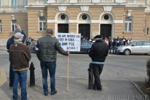 Protest în aplauze: Judecătorii şi procurorii care au ieşit în stradă au primit mărţişoare şi ovaţii de la orădeni (FOTO / VIDEO)