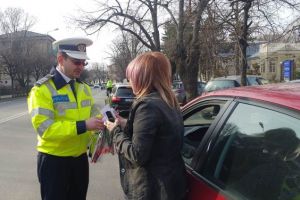 FOTO: Focşănencele, “amendate” de poliţie cu flori şi mărţişoare