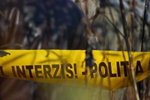 Sex mortal: Un bărbat a fost găsit fără suflare, aproape dezbrăcat, la marginea unei localităţi. Soţia ştia că e la service