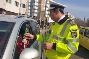 In prima zi de primavara, politistii rutieri constanteni au oferit flori participantelor la trafic