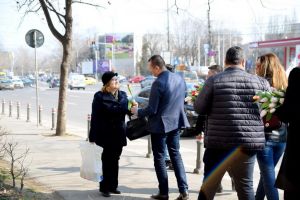 Echipa ALDE Constanta, in frunte cu presedintele organizatiei, au oferit flori doamnelor si domnisoarelor (galerie foto)