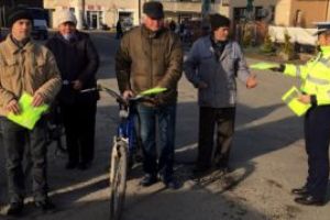 Politistii din Seini au oferit 25 de veste reflectorizante biciclistilor cu care s-au intalnit in trafic