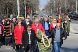 Politicienii prahoveni, prezenti la ceremonia de depunere de coroane la Monumentul Vânătorilor din Ploieşti