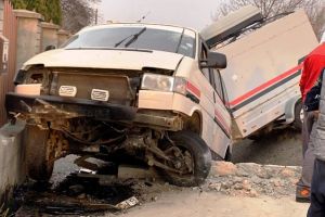 FOTO-ULTIMĂ ORĂ: O dubiţă cu remorcă a ajuns în şanţ, la ieşirea din Focşani, spre Goleşti. Șoferul era băut!