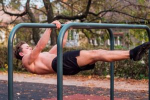 FOTO VIDEO Tânărul din Sibiu care te învaţă gratis cum să îţi ”modelezi” corpul – Te aşteaptă în parc la aer curat