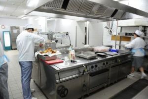 Restaurante şi fast-food din Sibiu, luate la control de OPC – Nereguli crase şi mâncăruri dubioase descoperite de inspectori