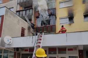 Incendiu într-un bloc din Beiuş: O femeie este în stare gravă la spital, după ce apartamentul i-a luat foc (FOTO)