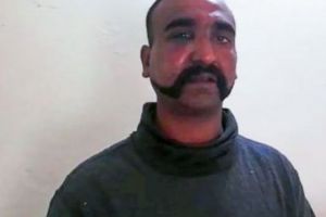 Autorităţile pakistaneze l-au eliberat pe pilotul indian. Ce au decis în privinţa spaţiului aerian. VIDEO
