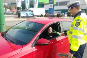 Poliţiştii au oferit mărţişoare şi flori (FOTO)