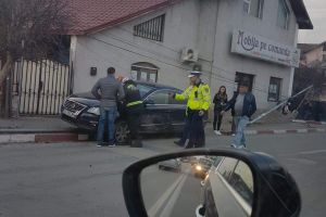 Doi dintr-o lovitură! A culcat la pământ stâlpi de iluminat stradal, în Târgu-Jiu