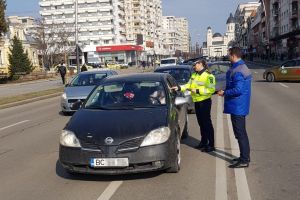 Mărţişoare oferite de poliţiştii băcăuani, împreună cu reprezentanţii Generali Asigurări şi Registrul Auto Român