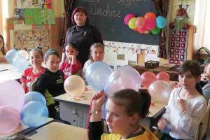 FOTO: „Ziua Porţilor Deschise”, ediţia 2019, Liceul Teoretic Teiuş. Mărţişoare, baloane şi bomboane pentru viitorii şcolari