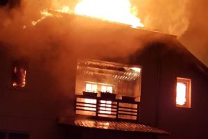 ACUM! INCENDIU în MĂRĂCINENI – O CASĂ a luat FOC!