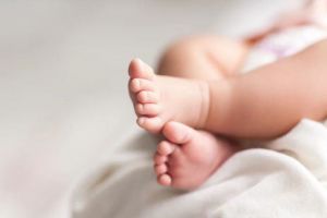 Nou- nascut , intrat in convulsii din cauza unei bacterii. Mama acuza medicii