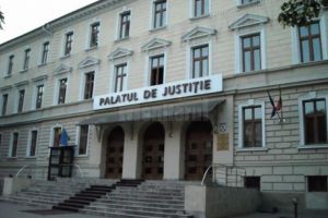 La instanţele sucevene se lucrează cu oameni lipsă şi dotări mai vechi de zece ani