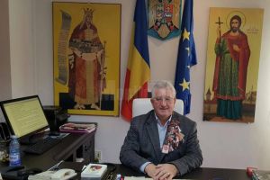 Primarul Sucevei, „decorat” cu o mulţime de mărţişoare, conform tradiţiei din Bucovina
