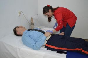 Elevii militari, împreună cu preoţii din Câmpulung, au donat sânge pentru a salva vieţi
