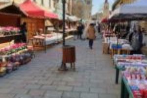 Primăvara vine cu flori şi mărţişoare la Caransebeş