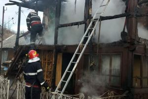 FOTO: Incendiu la Pojaru! Proprietara a fost salvată de un vecin