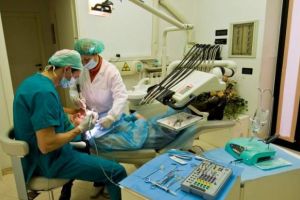 Bărbat căruia i-a crescut un dinte în nas, operat de medici