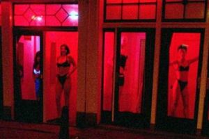 De ce culoarea roşie este asociată cu prostituţia