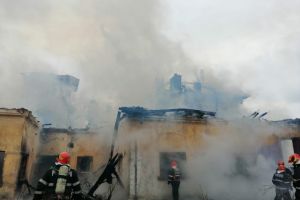 Incendiu violent in Bucuresti. Un imobil a fost cuprins de flacari. Mai multe echipaje de pompieri au intervenit (galerie foto)