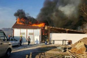 Incendiu la un atelier auto din Satu Mare. Două maşini, afectate de flăcări. Intervin pompierii